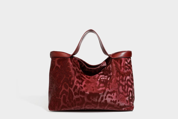 Glänzende Tote-Bag mit Leopardenmuster, dunkelbraunem Besatz in Lederoptik und zwei Tragegriffen, Detailansicht 38