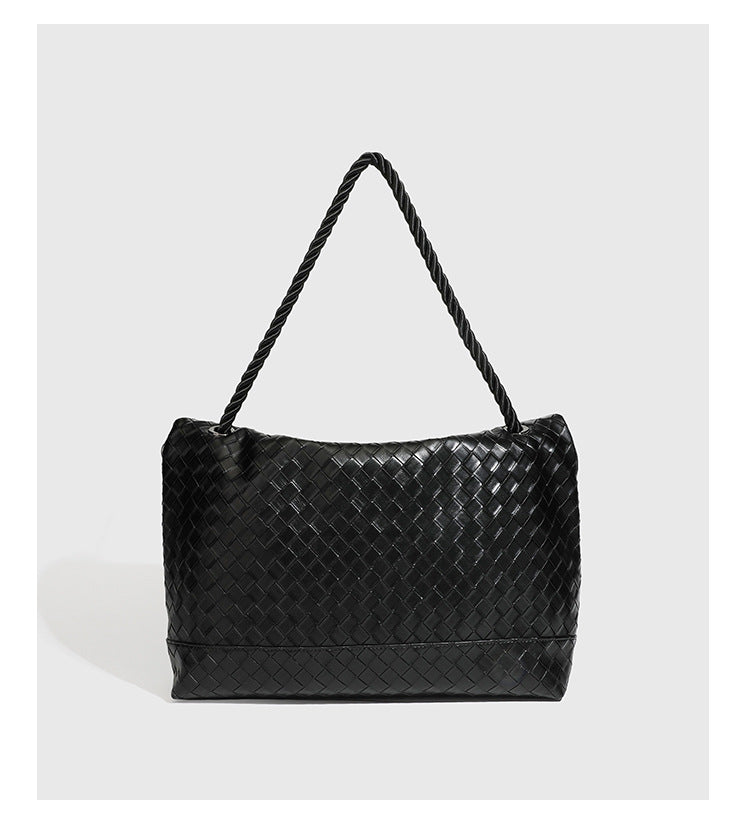 Große schwarze gewebte Schultertasche in Lederoptik mit geflochtenem Henkel, Überschlagverschluss und verstellbarem Crossbody-Riemen, Detailansicht