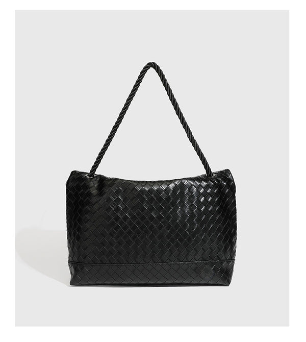 Große schwarze gewebte Schultertasche in Lederoptik mit geflochtenem Henkel, Überschlagverschluss und verstellbarem Crossbody-Riemen, Detailansicht