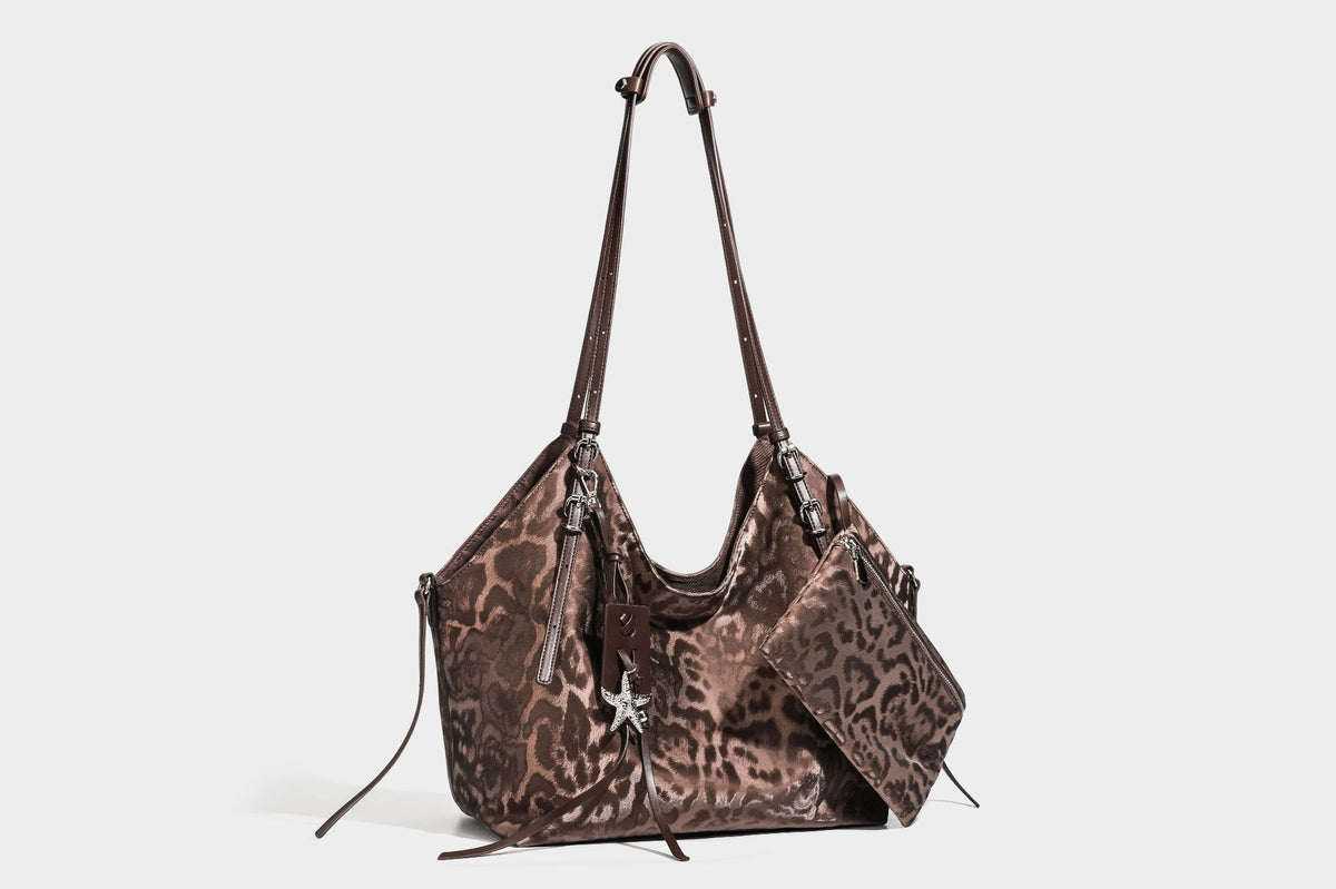 Große, glänzende Hobo-Schultertasche mit Leopardenprint, abnehmbarem Reißverschlusstäschchen und silberfarbenem Seestern-Anhänger, Detailansicht