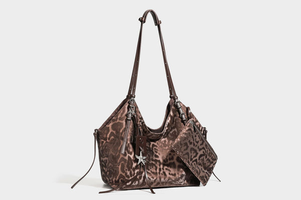 Große, glänzende Hobo-Schultertasche mit Leopardenprint, abnehmbarem Reißverschlusstäschchen und silberfarbenem Seestern-Anhänger, Detailansicht