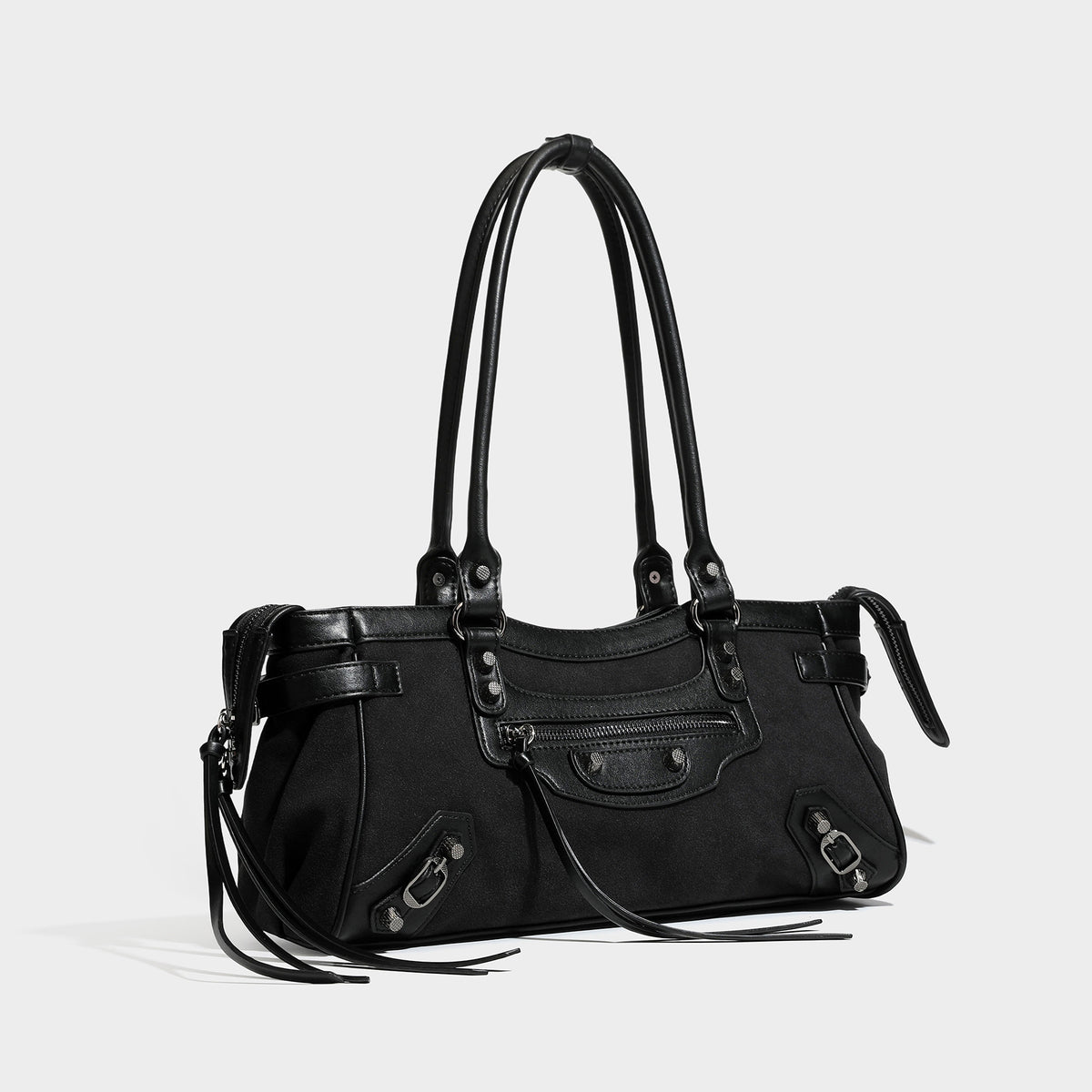 Strukturierte Vintage-Moto-Schultertasche im Tote-Stil mit matten, veloursähnlichen Einsätzen, Besatz in Lederoptik, Nieten in dunkler Silberoptik und Reißverschluss an der Vorderseite