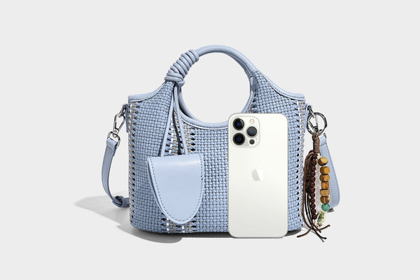 Geflochtene Bucket-Tasche in Pastellblau mit geflochtenen Henkeln, vorderem Einsteckfach, Perlenanhänger und abnehmbarem Schulterriemen