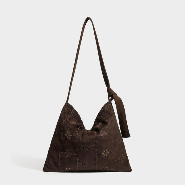 Lässig weich fallende Hobo-Schultertasche in dunkelbrauner Velourslederoptik mit Ton-in-Ton-Blumenstickerei und langem, geknotetem Einzelriemen, Detailansicht