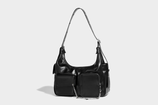 Lässig fallende Hobo-Schultertasche mit glänzender Lederoptik, vorderen Klappentaschen, Kettenapplikationen und silberfarbenen Nietbeschlägen