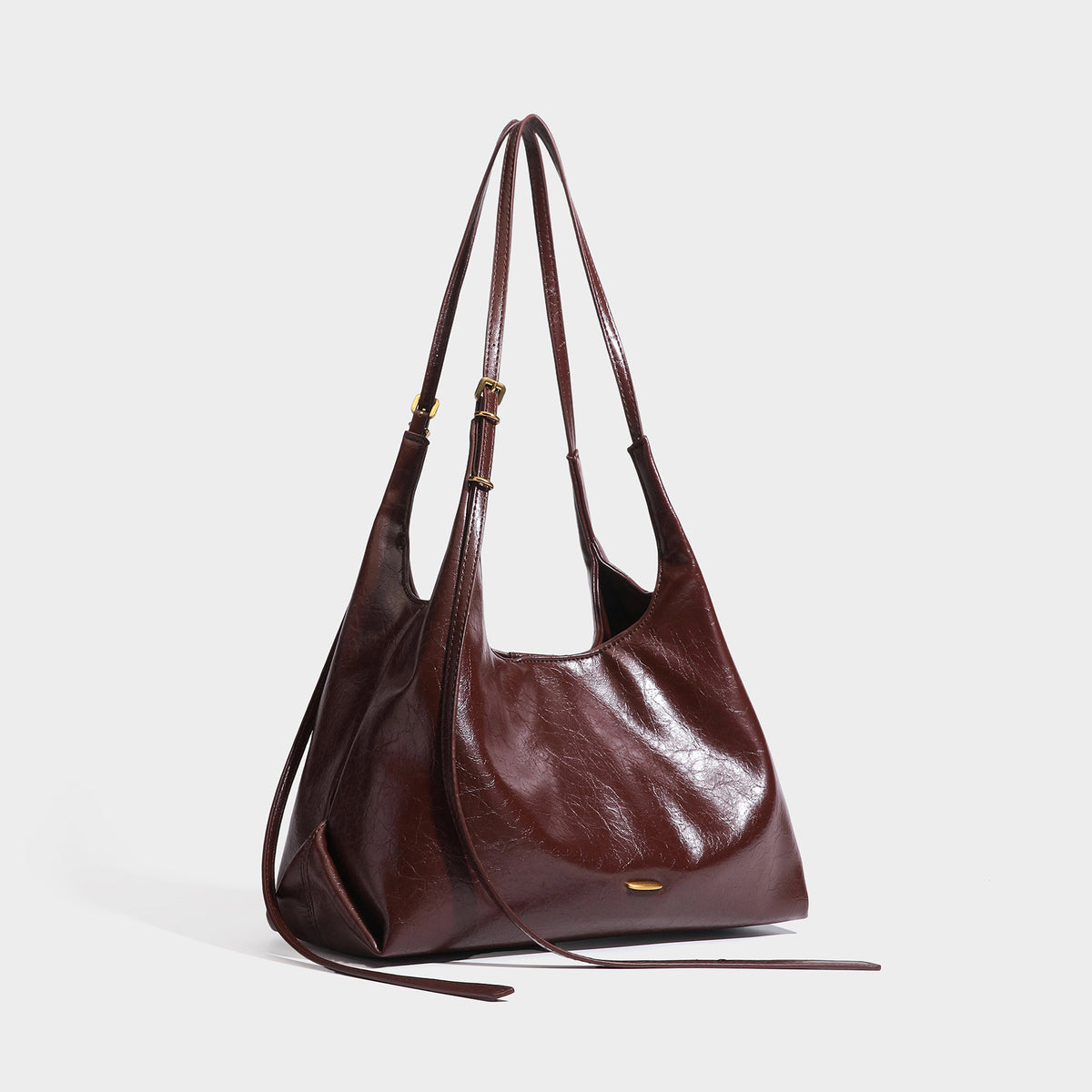 Lässig fallende Hobo-Schultertasche mit offenem Taschenabschluss in glänzender Knitterlederoptik in Dunkelbraun, schmalem verstellbarem Riemen und goldfarbenem, Vorderansicht
