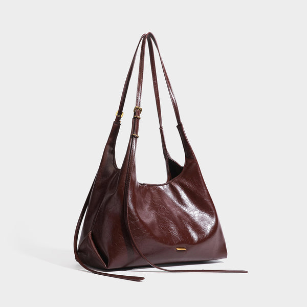 Lässig fallende Hobo-Schultertasche mit offenem Taschenabschluss in glänzender Knitterlederoptik in Dunkelbraun, schmalem verstellbarem Riemen und goldfarbenem, Vorderansicht