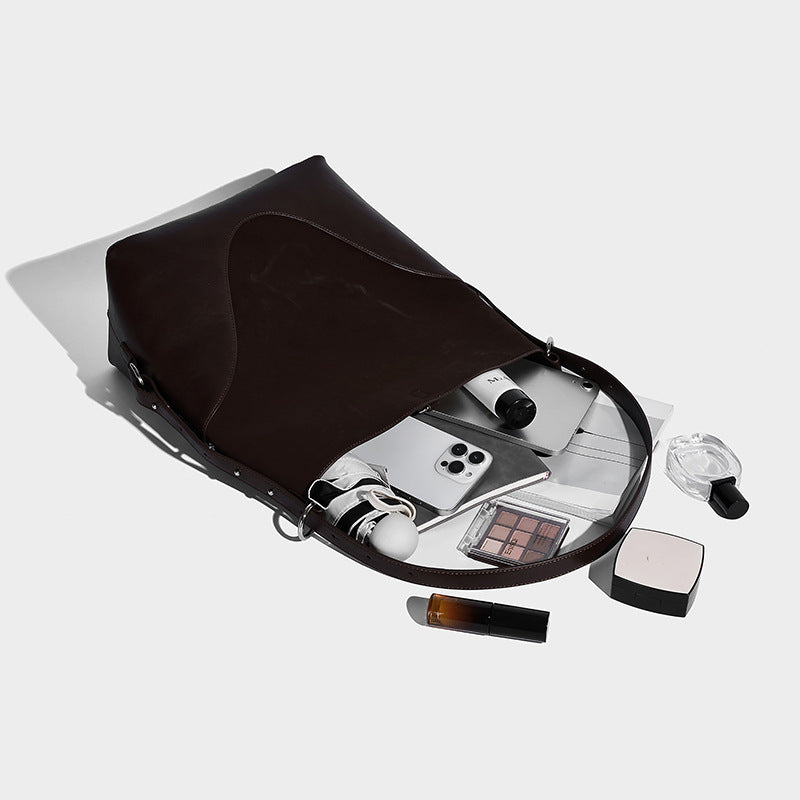 Hohe Bucket-Bag in matter Wildlederoptik mit Band in Lederoptik, silberfarbenen Beschlägen und abnehmbarem Reißverschluss-Etui, Detailansicht 4