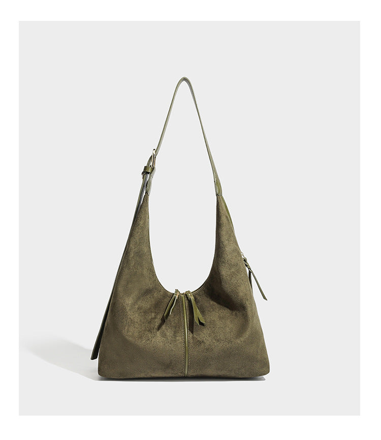 Lässig fallende Hobo-Schultertasche mit strukturierter Wildlederoptik, Reißverschluss oben, Quasten-Zippern und goldfarbenem, verstellbarem