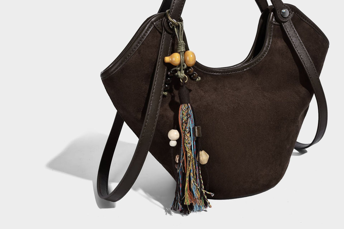 Dunkelbraune Hobo-Schultertasche mit matter Velourslederoptik, geschwungener Silhouette mit offenem oberen Abschluss, zwei Schulterriemen und abnehmbarem