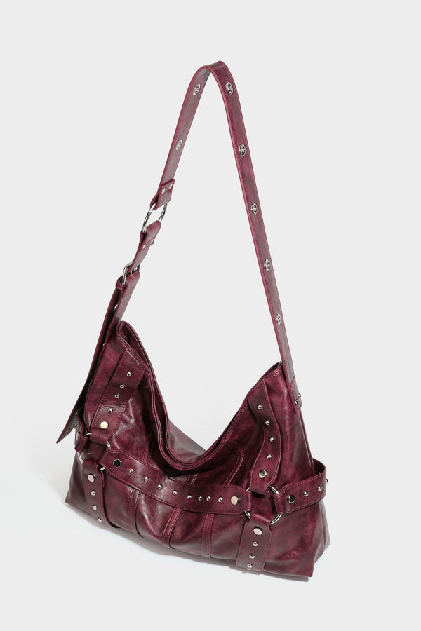 Lässige Hobo-Schultertasche in glänzender Lederoptik mit silberfarbenen Nieten, Riemendetail mit Schnalle und Reißverschluss oben