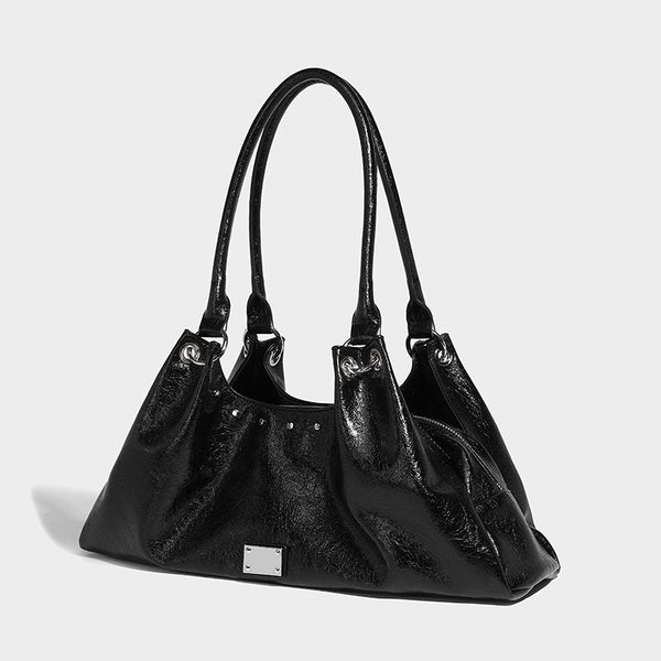 Lässig fallende Tote-Schultertasche in Trapezform mit glänzender, geknautschter Lederoptik, zwei geschlungenen Henkeln, Reißverschluss oben und