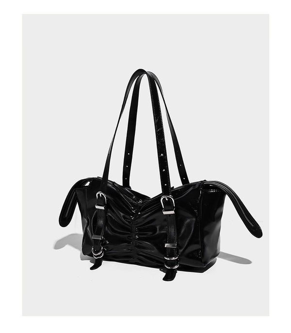 Glänzende, rechteckige Schultertasche mit Raffdetails, zwei verstellbaren Riemen, Reißverschluss oben und Schnallenbeschlägen in Silberoptik