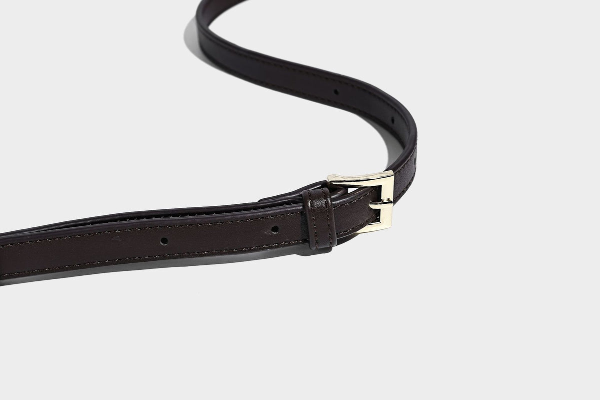 Geflochtene, wandelbare Tote-Bag in Lederoptik mit geknoteten Tragegriffen, abnehmbarem Schulterriemen und goldfarbenen Metalldetails, Detailansicht
