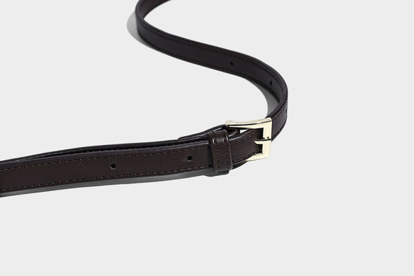 Geflochtene, wandelbare Tote-Bag in Lederoptik mit geknoteten Tragegriffen, abnehmbarem Schulterriemen und goldfarbenen Metalldetails, Detailansicht