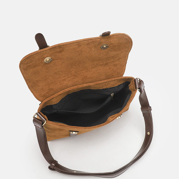 Sattel-Tasche mit Klappe in Velourslederoptik, dunkelbraunen Besätzen in Lederoptik, Schnallenriemen und goldfarbenen Beschlägen, Detailansicht