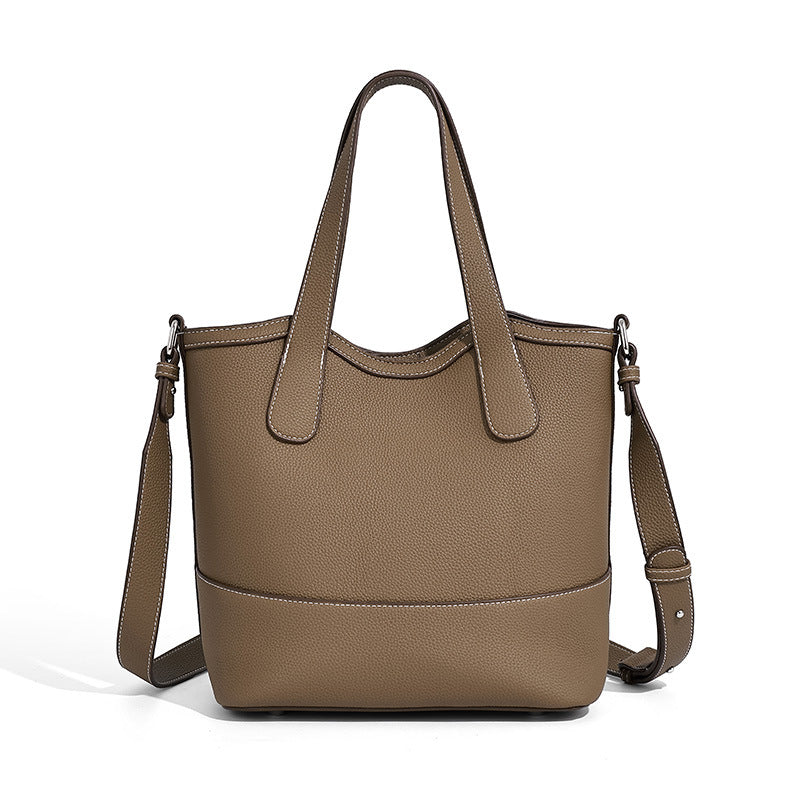 Strukturierte Tote-Bag in Karamellbraun mit genarbtem Finish, zwei Henkeln, abnehmbarem Schulterriemen und herausnehmbarem Reißverschluss