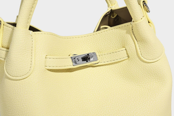 Kleine strukturierte Henkeltasche mit genarbter Oberfläche, silberfarbenem Drehverschluss, zwei Henkeln, abnehmbarem Schulterriemen und
