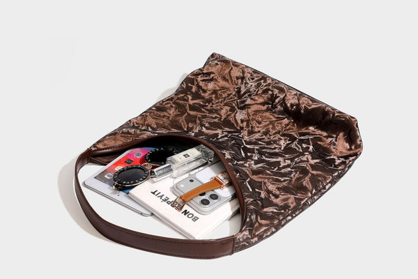 Glänzende, geknautschte, weich fallende Hobo-Schultertasche mit glattem Besatz und einem Schulterriemen, Detailansicht 33