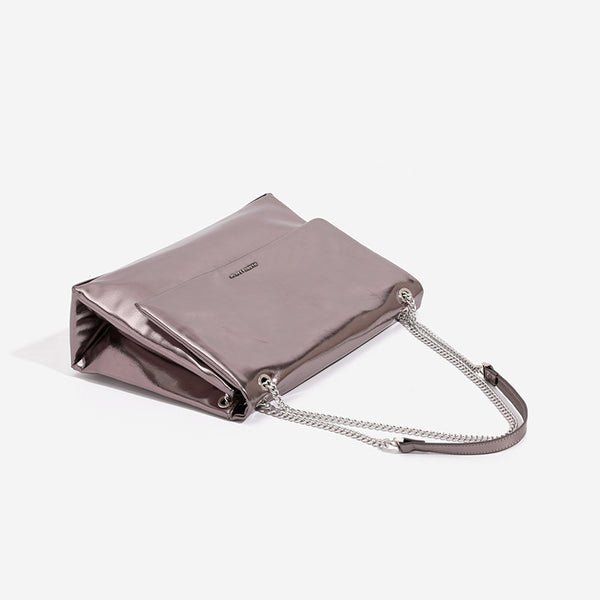 Große Schultertasche mit Überschlag aus glänzender Lederoptik, silberfarbenem Kettenriemen und magnetischem Druckverschluss, Detailansicht 4