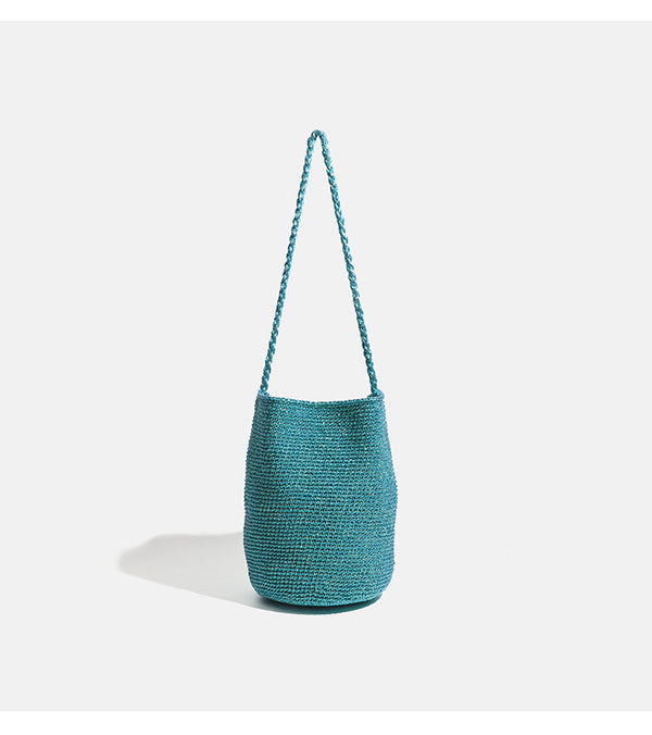 Metallic-Häkeltasche in Petrolblau mit langem geflochtenem Schulterriemen und zylindrischer, oben offener Form, Detailansicht 10