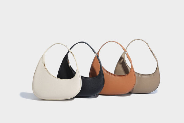 Halbmondförmige Hobo-Schultertasche in genarbter Lederoptik mit schmalem Riemen und goldfarbenen Reißverschlussdetails, Detailansicht
