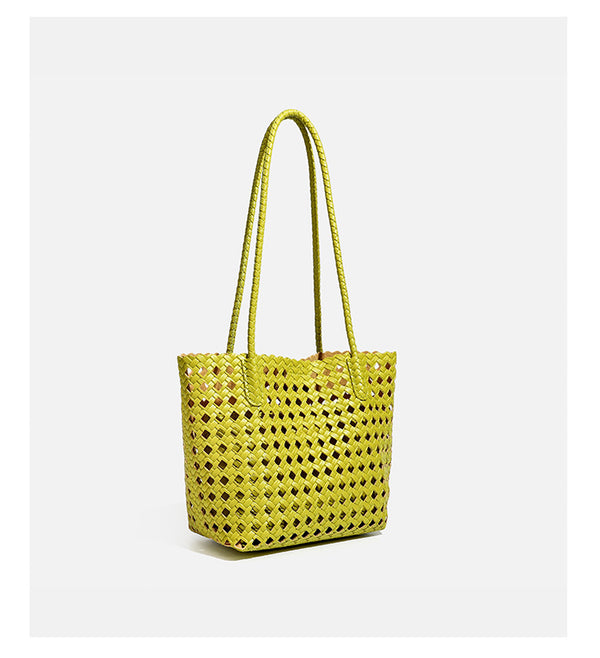Chartreusefarbene Tote-Bag mit durchbrochenem Flechtmuster, langen geflochtenen Schulterriemen und gewelltem oberen Rand, Detailansicht 17
