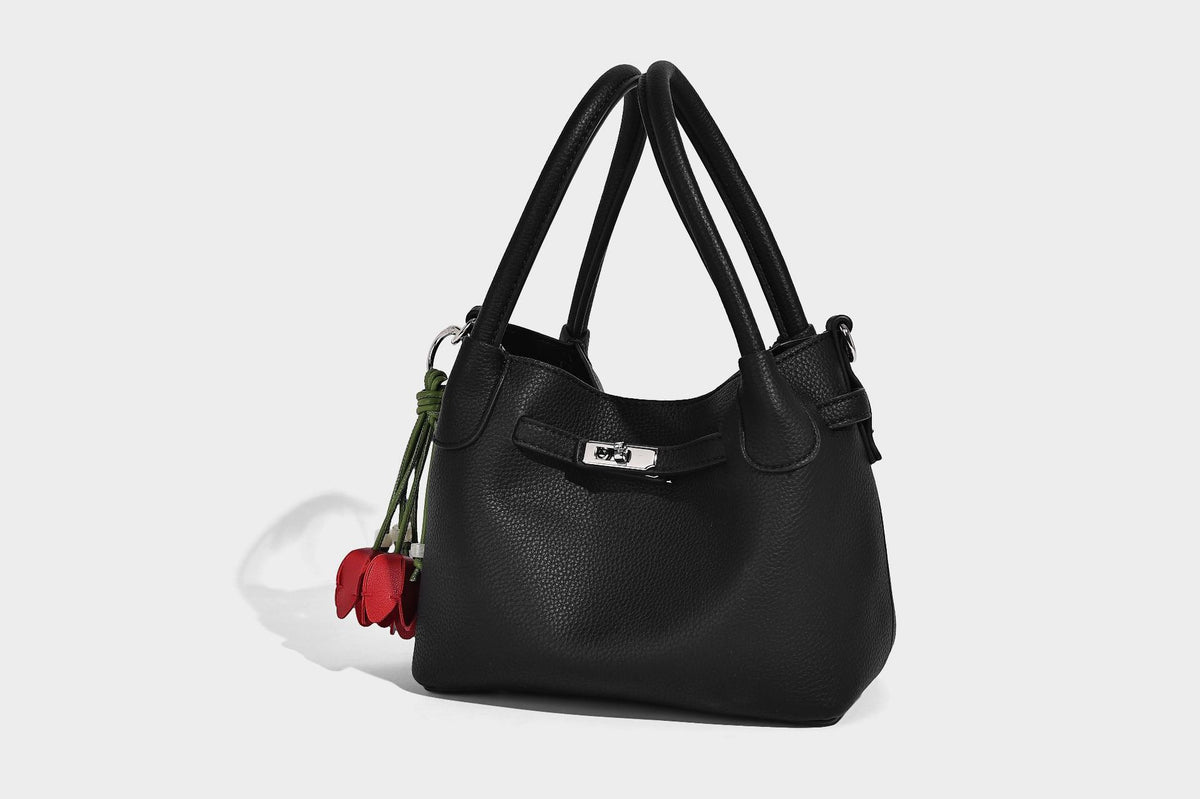 Kleine, strukturierte Tote-Bag mit genarbter Oberfläche, silberfarbenem Drehverschluss, zwei Tragegriffen, abnehmbarem Schulterriemen und