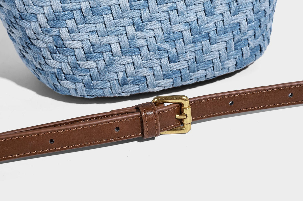 Blaue gewebte Bucket-Bag in Denim-Optik mit Besatz in brauner Lederoptik, rundem Henkel, Quastenanhänger mit Holzperlen und verstellbarem