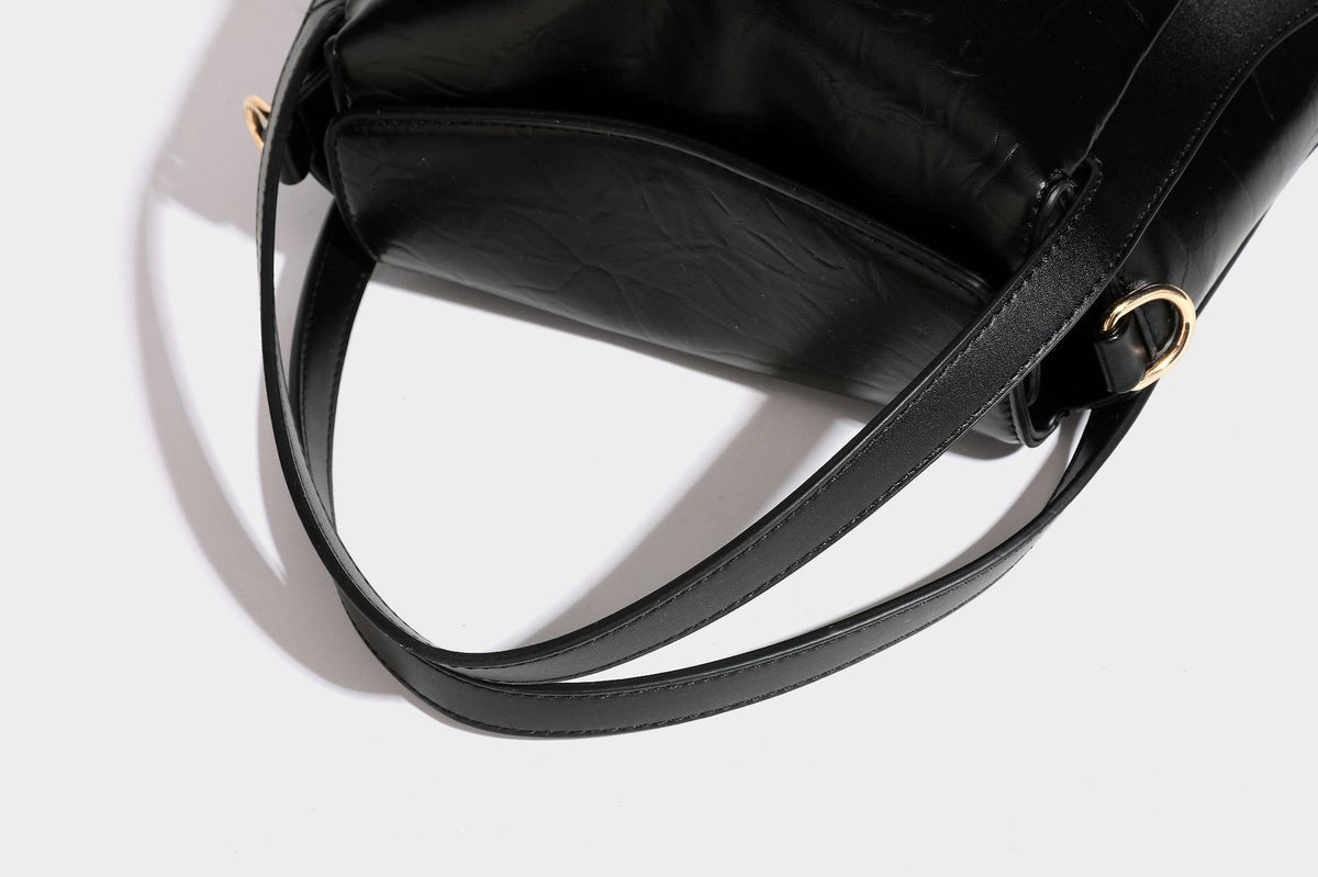Glänzende, geknautschte Henkeltasche in Lederoptik mit goldfarbenen Emblem-Details und abnehmbarem Schulterriemen, Detailansicht 38