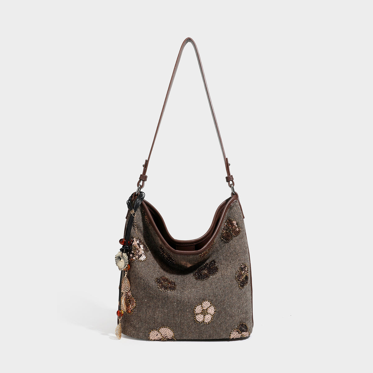 Lässig fallende Hobo-Schultertasche aus anthrazitfarbenem Webstoff mit floraler Stickerei aus silberfarbenen Pailletten, Besatz in schwarzer Lederoptik und lang