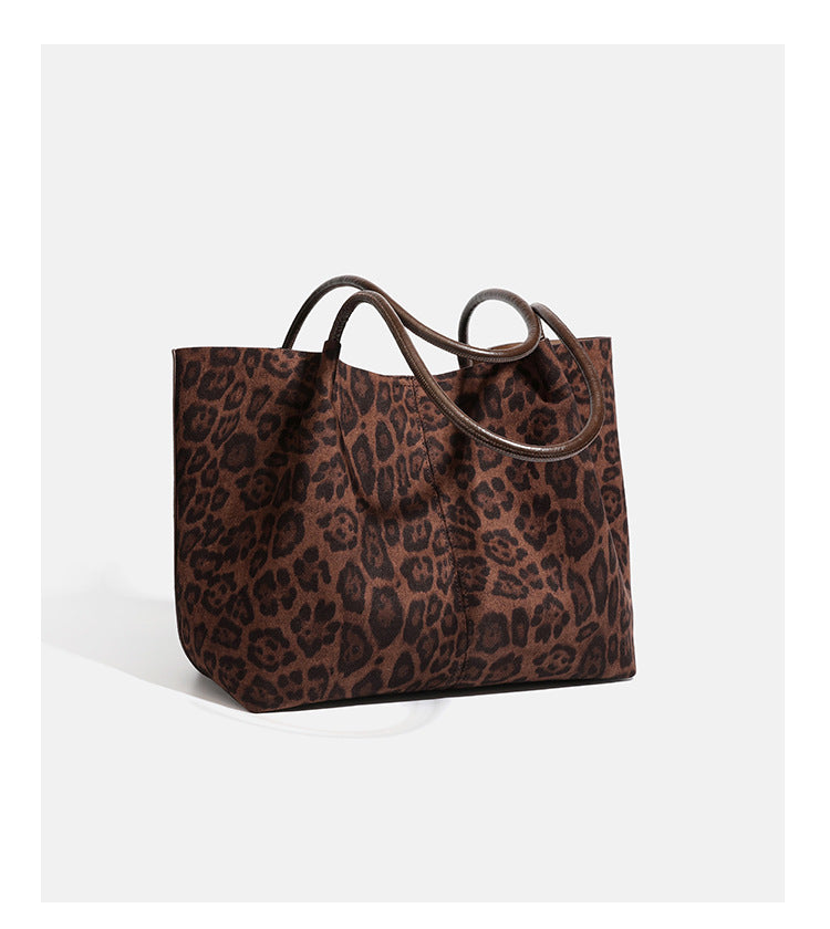 Große braune Tote-Bag mit Leopardenmuster und offenem Hauptfach, langen Schulterriemen und passender dunkelbrauner Reißverschlusstasche, Detailansicht 14