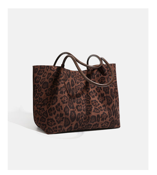 Große braune Tote-Bag mit Leopardenmuster und offenem Hauptfach, langen Schulterriemen und passender dunkelbrauner Reißverschlusstasche, Detailansicht 14