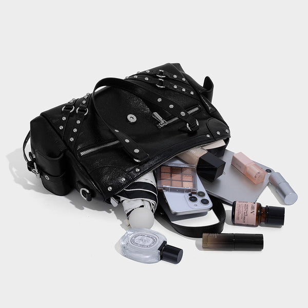 Schwarze Satchel-Tasche mit glänzender genarbter Oberfläche, silberfarbenen Nieten, Riemendetail mit Schnalle, zwei Henkeln und breitem Schulterriemen mit Nieten