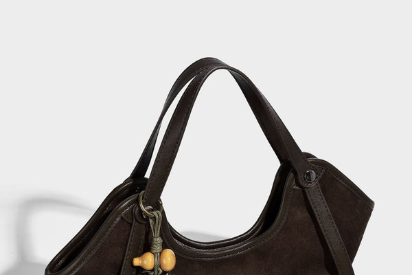 Dunkelbraune Hobo-Schultertasche mit matter Velourslederoptik, geschwungener Silhouette mit offenem oberen Abschluss, zwei Schulterriemen und abnehmbarem