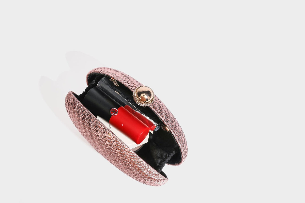 Kleine, ovale, metallisch gewebte Clutch mit juwelenbesetztem Bügelverschluss in Goldoptik und abnehmbarem Kettenriemen, Detailansicht 37