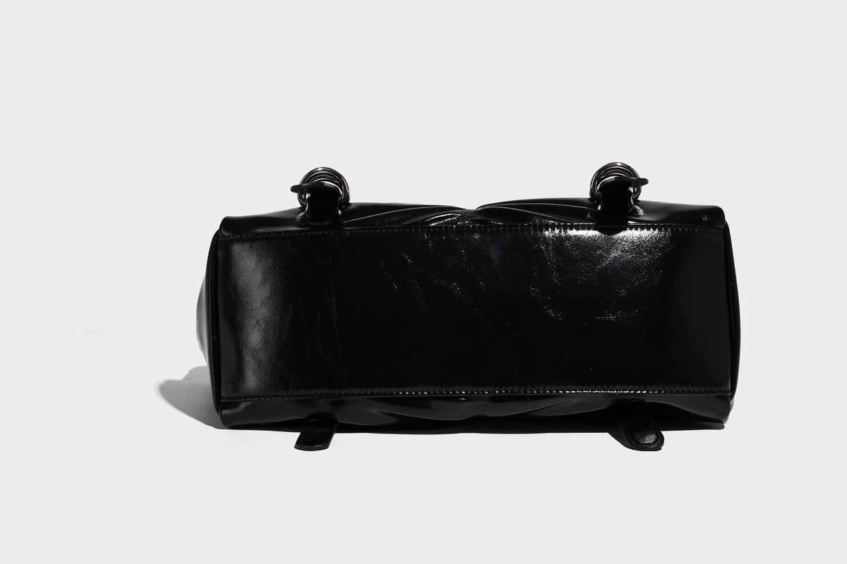 Glänzende, rechteckige Schultertasche mit Raffdetails, zwei verstellbaren Riemen, Reißverschluss oben und Schnallenbeschlägen in Silberoptik