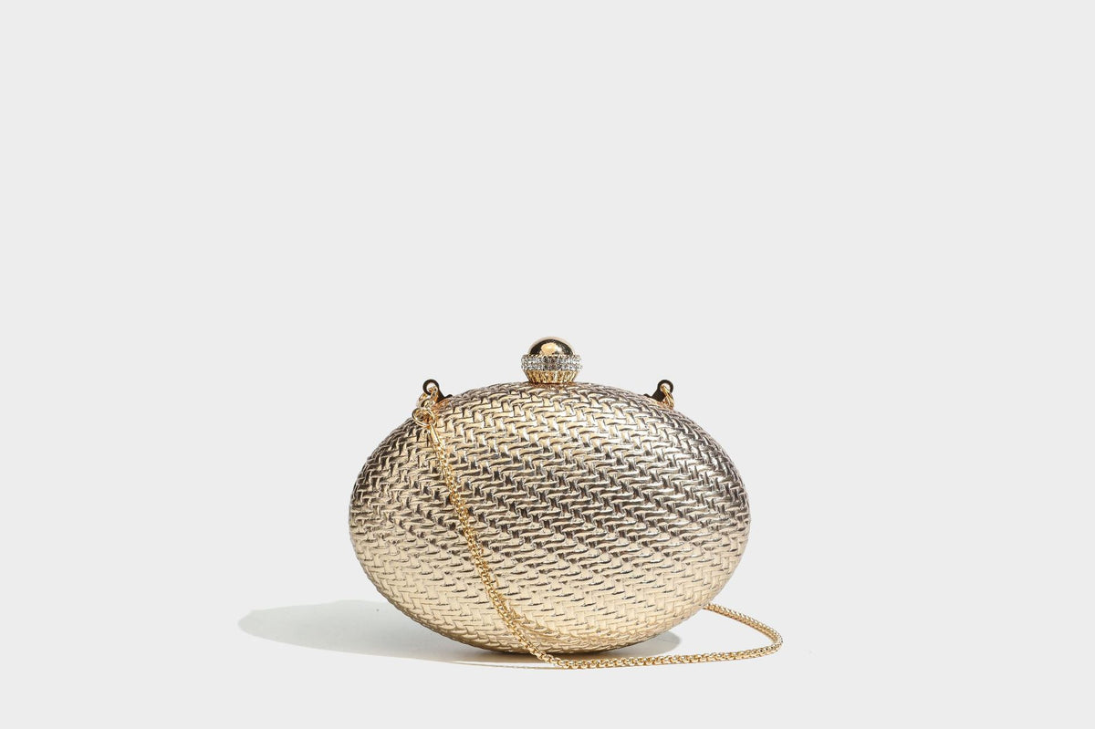 Kleine, ovale, metallisch gewebte Clutch mit juwelenbesetztem Bügelverschluss in Goldoptik und abnehmbarem Kettenriemen, Detailansicht 25