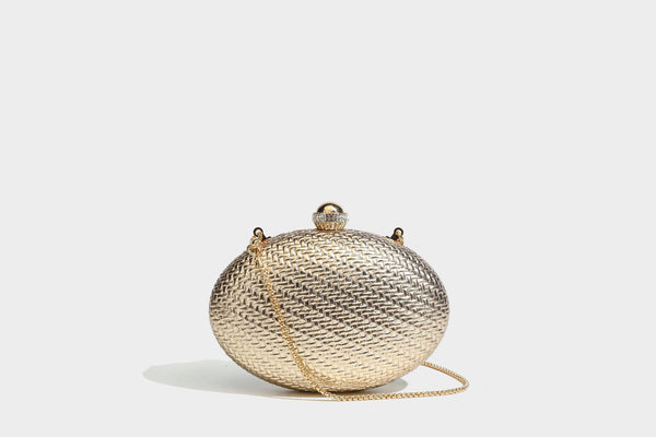 Kleine, ovale, metallisch gewebte Clutch mit juwelenbesetztem Bügelverschluss in Goldoptik und abnehmbarem Kettenriemen, Detailansicht 25