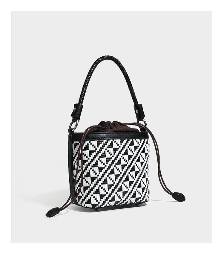 Kleine gewebte geometrische Bucket-Bag mit geflochtenem Henkel in Lederoptik und Kordelzugverschluss im zweifarbigen Muster aus Braun und Weiß