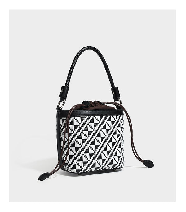 Kleine gewebte geometrische Bucket-Bag mit geflochtenem Henkel in Lederoptik und Kordelzugverschluss im zweifarbigen Muster aus Braun und Weiß