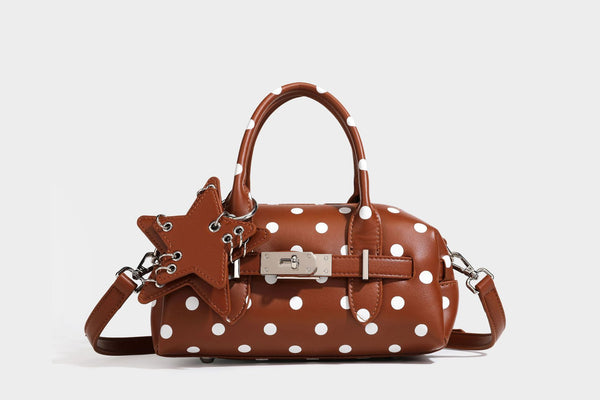Kleine, strukturierte Mini-Henkeltasche mit Polka-Dot-Muster, Sternanhänger, Schnallriemen-Detail auf der Vorderseite, zwei Henkeln und abnehmbarem