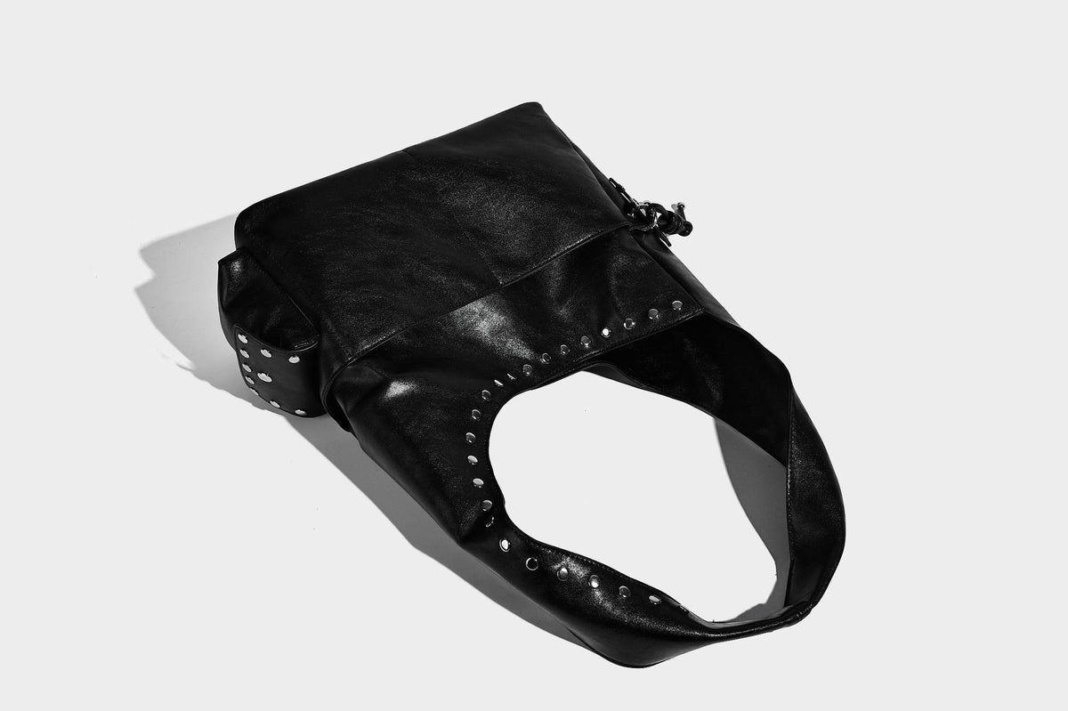 Lässige Hobo-Schultertasche in dunkelbrauner, matter Wildlederoptik mit silberfarbenem, nietenbesetztem Riemen und seitlichem Kordelzug
