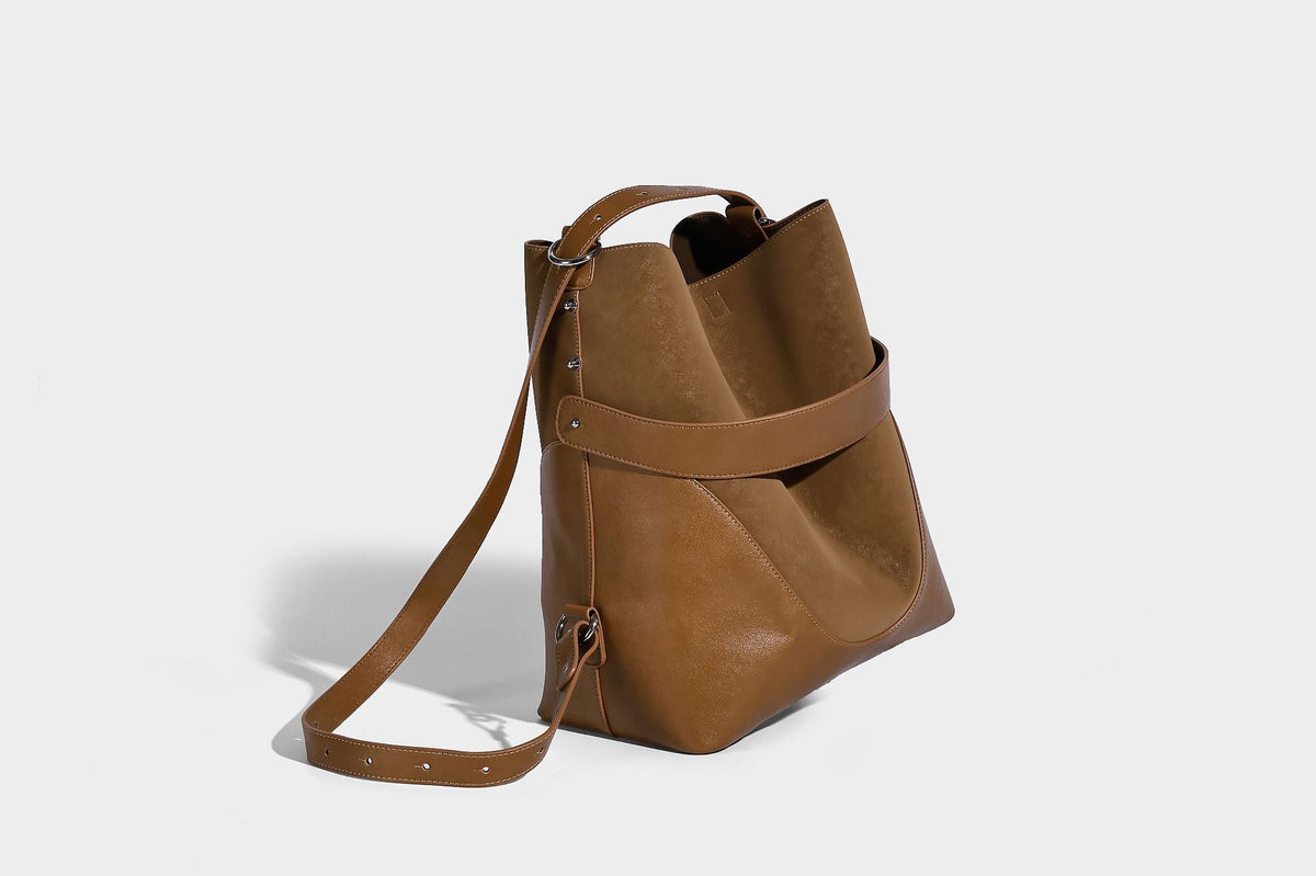 Hohe, matte Beuteltasche mit Veloursleder-Haptik, Band in Lederoptik, silberfarbenen Beschlägen und abnehmbarer Reißverschlusstasche, Detailansicht 18