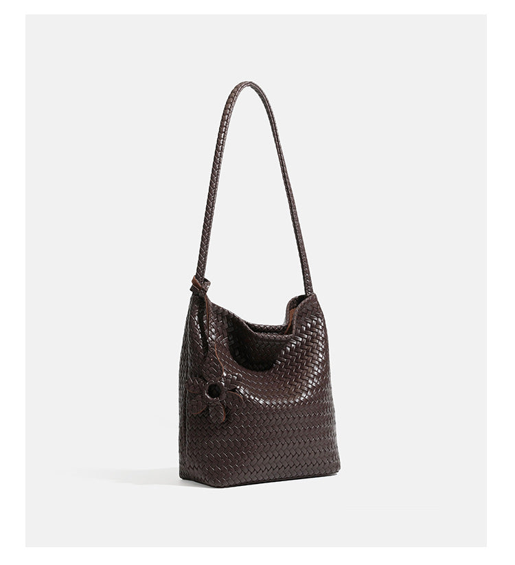 Dunkelbraune Beuteltasche aus geflochtenem Material in Lederoptik mit geflochtenem Riemen, Blumenanhänger und passender Reißverschlusstasche, Detailansicht 12