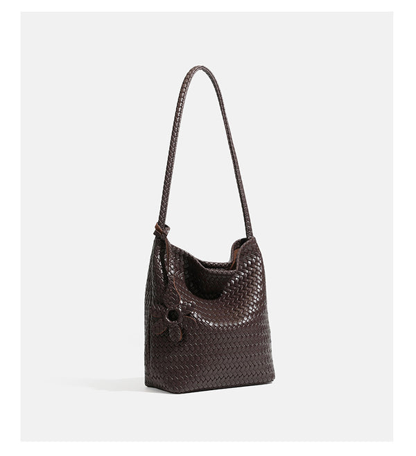 Dunkelbraune Beuteltasche aus geflochtenem Material in Lederoptik mit geflochtenem Riemen, Blumenanhänger und passender Reißverschlusstasche, Detailansicht 12