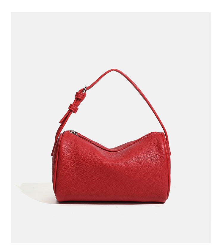 Kompakte Schultertasche in genarbter Lederoptik mit Reißverschluss oben, geknotetem Tragegriff und verstellbarem Crossbody-Riemen, Detailansicht