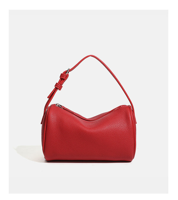 Kompakte Schultertasche in genarbter Lederoptik mit Reißverschluss oben, geknotetem Tragegriff und verstellbarem Crossbody-Riemen, Detailansicht