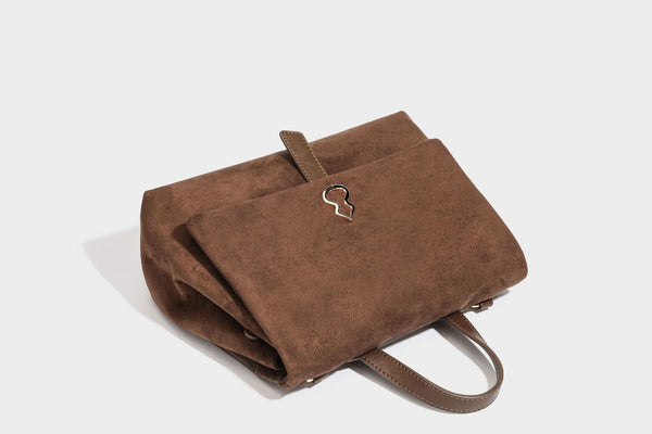 Formstabile Satchel-Tasche mit mattem Veloursleder-Finish, Überschlag, goldfarbenen Emblem-Beschlägen, kurzem Tragegriff und verstellbarem Crossbody-Riemen