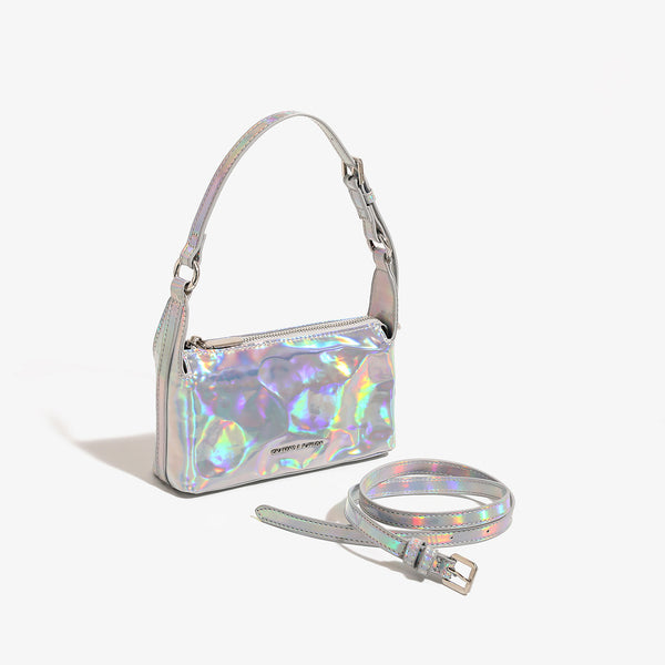 Kompakte rechteckige, holografisch schillernde silberfarbene Schultertasche mit Knitterstruktur, Reißverschluss oben und verstellbarem Schulterriemen